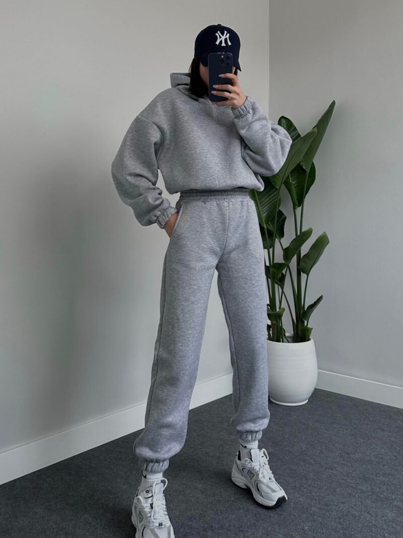 Jenner ensemble gris ( مقطن من الداخل)